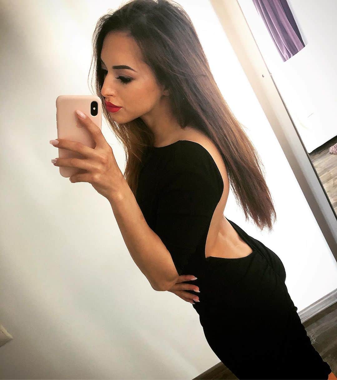 ラリサ・ヨルダケのインスタグラム：「"Ingerul m-a sarutat pe obrazul drept. Si apoi nemilos a disparut."」