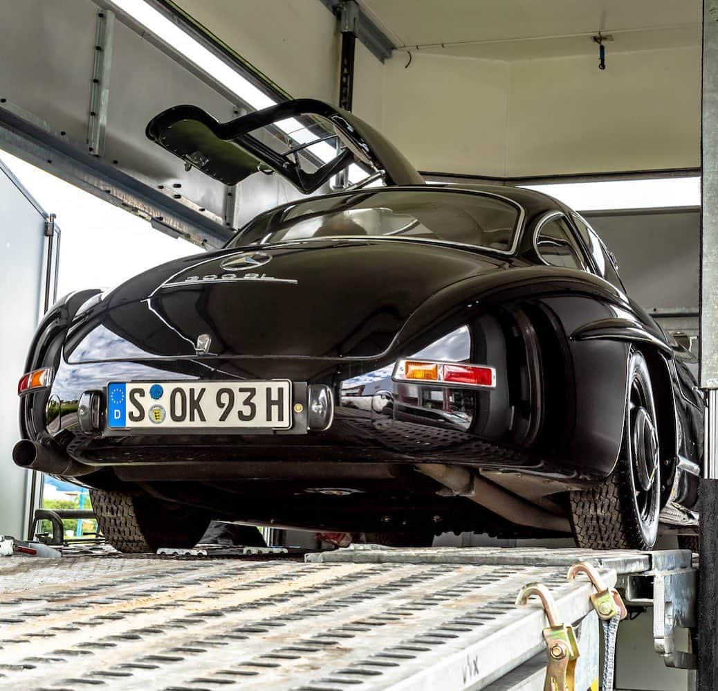 メルセデス・ベンツさんのインスタグラム写真 - (メルセデス・ベンツInstagram)「Spread your wings, legend! We are unloading our first iconic Mercedes-Benz 300 SL "Gullwing" for the Mille Miglia 2019. It does look good in black, don't you think? #MBmille #MBclassic #Mercedes #MercedesBenz #mercedesbenzclassic #ClassicCar #Car #Carsofinstagram #InstaCar #DreamCar #MBCar #Classic #benz #oldtimer #daimler #photography #goodtimes #backinthedays #performance #thebestornothing #millemigliaofficial 📸 @mbclassiccenter」5月14日 5時40分 - mercedesbenz