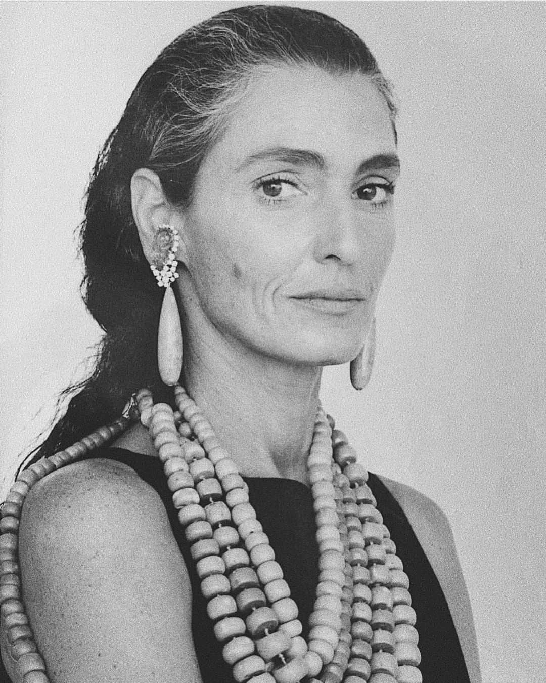 Meganさんのインスタグラム写真 - (MeganInstagram)「Benedetta Barzini, 1993 via 〰 @sculpting__in__time ✨ #beads #ethnicjewellery #benedettabarzini」5月14日 5時43分 - zanzan_domus