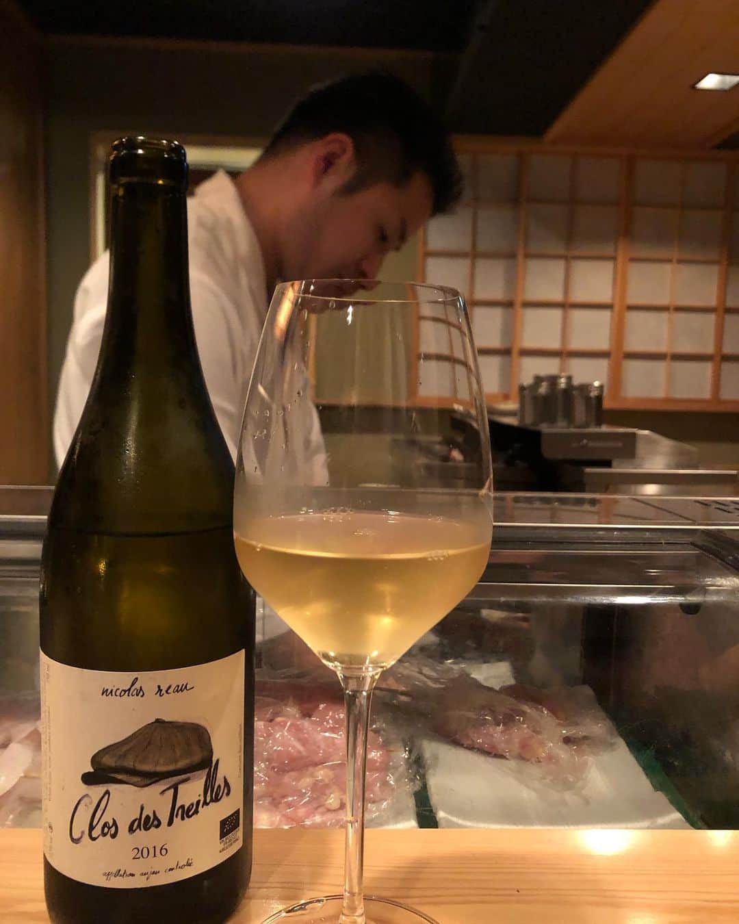のインスタグラム：「. 鳥佳では 焼鳥に合うワインを 店主 飯田 自らがセレクトしております🍷 お好みを店主に相談してみてください。 お気に入りが見つかるかも♪ __________________ 鳥佳-とりよし- 03-6455-3859 #LDHkitchen #鳥佳 #とりよし #恵比寿 #焼鳥 #ビブグルマン #ワイン #飯田忍」