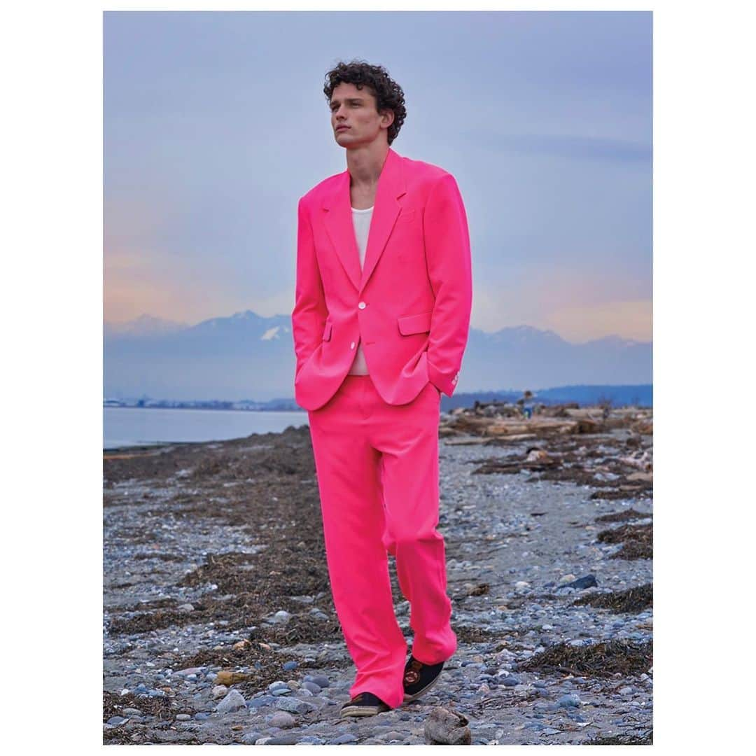 ジャンニヴェルサーチさんのインスタグラム写真 - (ジャンニヴェルサーチInstagram)「@simon.nessman photographed for @gq_korea in a fluorescent pink #VersaceSS19 suit, featuring a single-breasted jacket and tailored pants. #VersaceEditorials  _ Photography: @moke_coke Styled by: #NanaPark」5月14日 5時55分 - versace