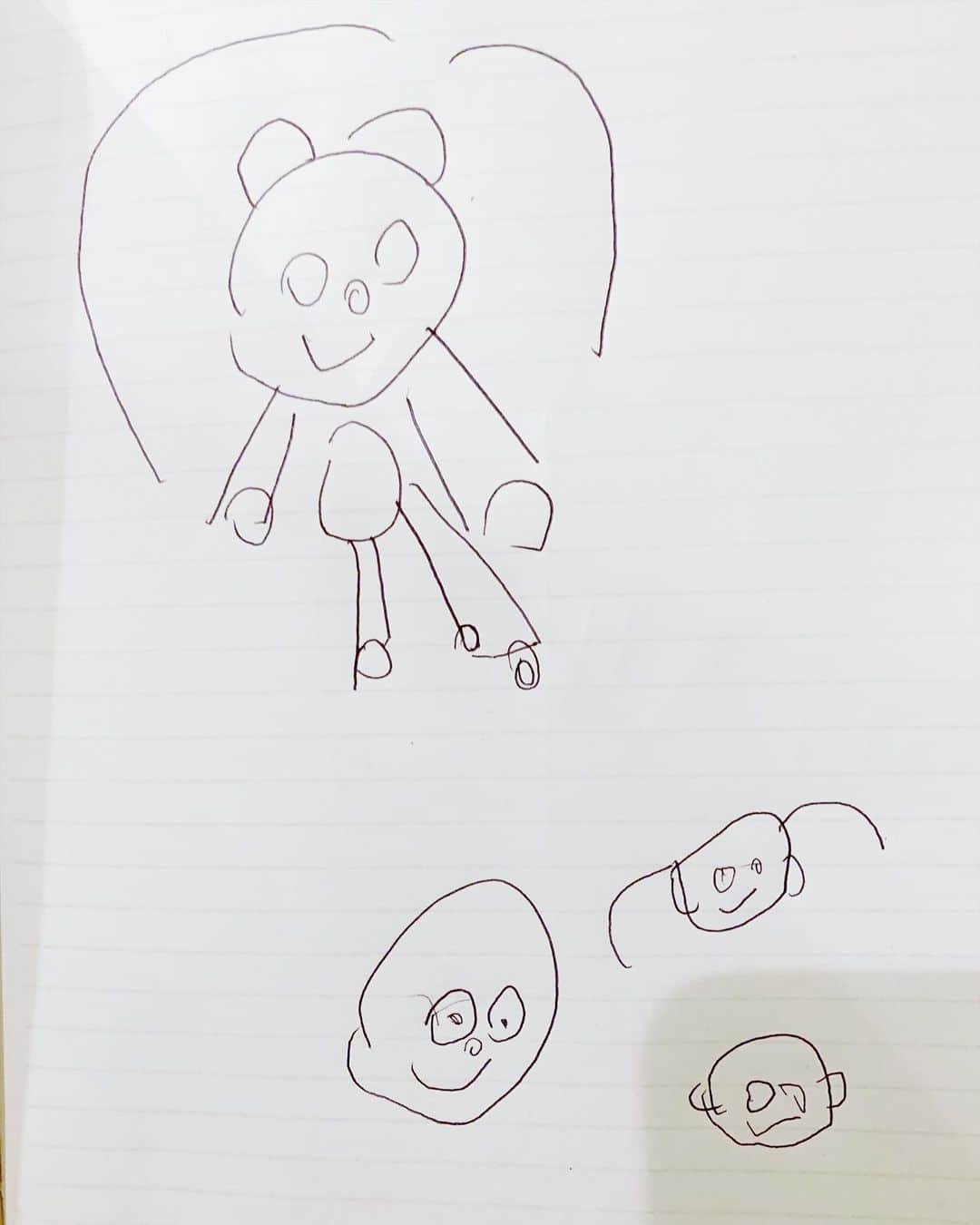 花盛友里のインスタグラム：「一番上がカメ吉 左はとーちゃん 右がかーちゃん 下のちっこいのが僕。  カメ吉に耳があるのはいつも着てるパジャマに耳がついてるからだよ♡  #坊や画伯」