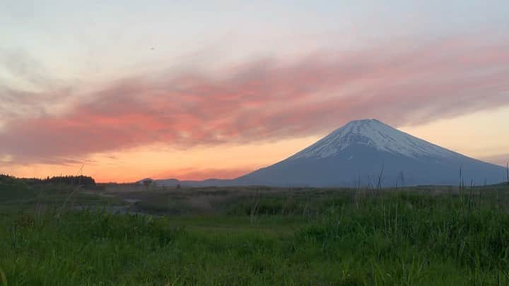 phantastic420のインスタグラム：「. 🤩🤩“Shizuoka” prefecture in Japan is a place where you can see the most “phantastic” Mt. Fuji🗻 in the world.🤩 #富士山 #mtfuji #japan #shizuoka #fujinomiya  #phantastic420photography #mostphantasticmtfuji #selamatpagi  #goodmorning  #おはようございます 😇😇😇😇😇😇😇🗻😇😇 今日も☂で見えません。 先日の夕焼けです😍」