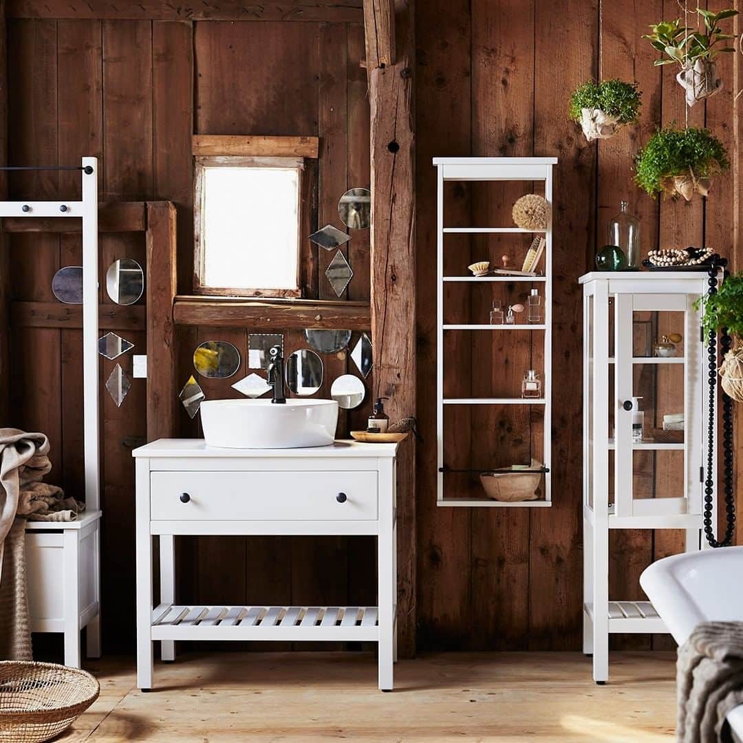 IKEA USAさんのインスタグラム写真 - (IKEA USAInstagram)「This bathroom furniture series was designed for small spaces. Link in bio to see how the HEMNES series allows you to organize and maximize your small bathroom space.」5月14日 6時00分 - ikeausa