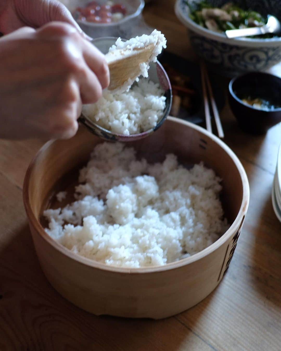 米田有希さんのインスタグラム写真 - (米田有希Instagram)「夏時間に加え、最近日が長くなったので夕飯が自然光で撮れる🌈 まぁいつもはそうそう撮ってる余裕ないのですが。。😅 うちでは圧力鍋でお米を炊いて居るのですが、いつもは忙しくてついついおひつは使わず鍋からダイレクトにご飯をつぎがち。。 おひつを使うとやっぱり美味しい！ . #cuinadeaki」5月14日 6時03分 - akiyoneda
