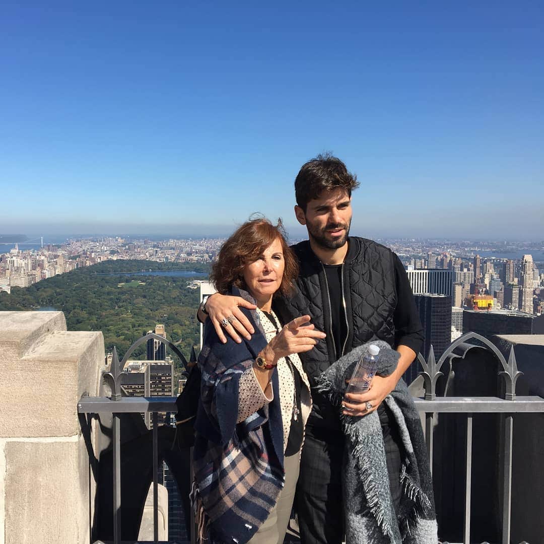 ハイメ・アルグエルスアリのインスタグラム：「I love you mom. This is for you 🌹 📷 @mint_concierge」