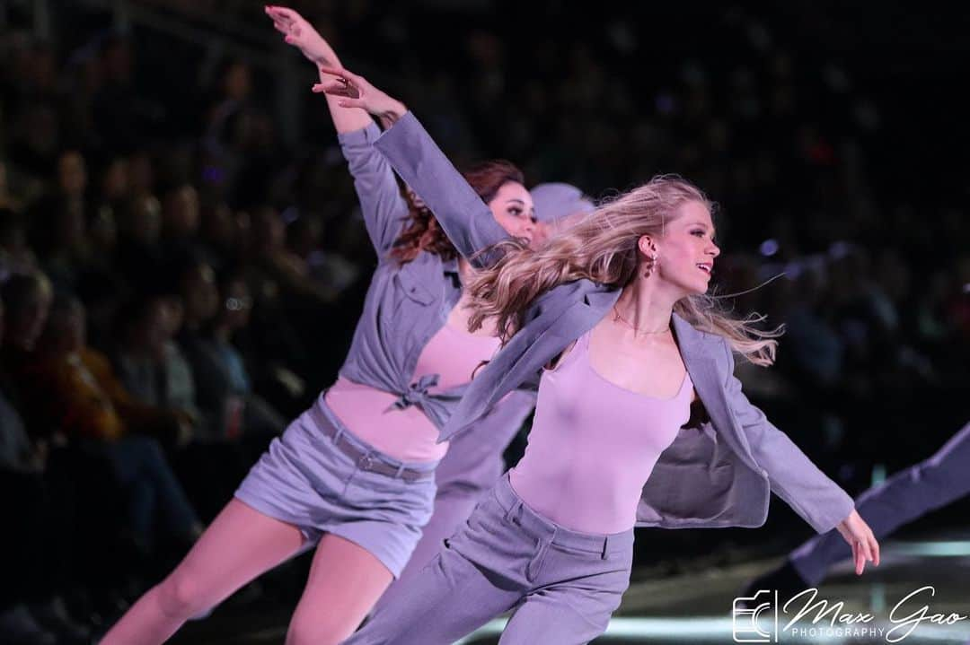 ケイトリン・ウィーバーさんのインスタグラム写真 - (ケイトリン・ウィーバーInstagram)「Flying into Victoria and couldn’t be happier!!! 💕 @kaetkiss @starsonice」5月14日 6時24分 - ka2sh