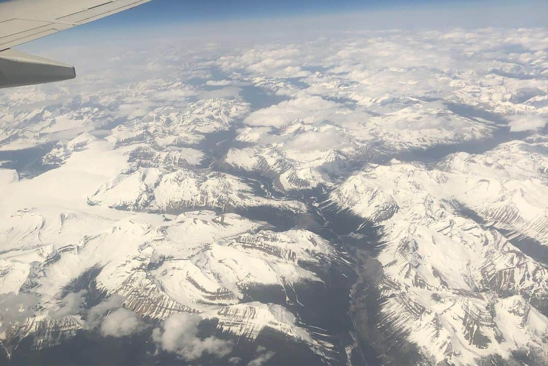 ケイトリン・ウィーバーさんのインスタグラム写真 - (ケイトリン・ウィーバーInstagram)「Flying into Victoria and couldn’t be happier!!! 💕 @kaetkiss @starsonice」5月14日 6時24分 - ka2sh