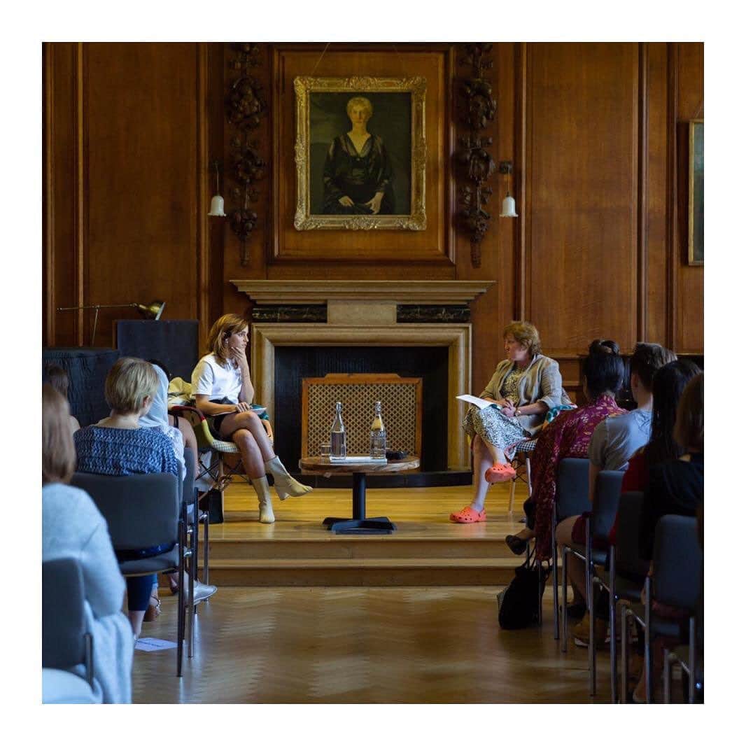 エマ・ワトソンのインスタグラム：「Thank you to everyone who came today for your brilliant questions and to @lmhoxford @oursharedshelf members. ❤😄 Thanks to @zilver for the apple leather skirt. 🍏」