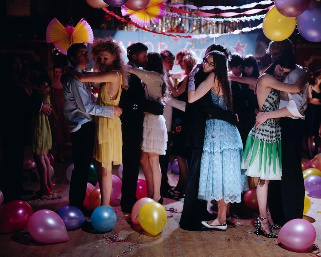カーター・スミスのインスタグラム：「PROM - this was a story I did for Japanese Vogue. I wanted to tell a story with all the highs and lows of a real prom. The hopeful sideways glances and sloppy end-of-the-night shenanigans. My favorite part of a shoot like is always casting the “characters”. As there isn’t really any one “star” we would usually end up with mostly new faces. Models that were happy to get even one picture out of a story like this. On this shoot I cast a 16 year old @rosiehw as my prom queen. A prom queen that got dumped by her date but got revenge by making out with his best friend (the backstories I came up with were always pretty elaborate but super fun to watch unfold as the models really got into their roles)」