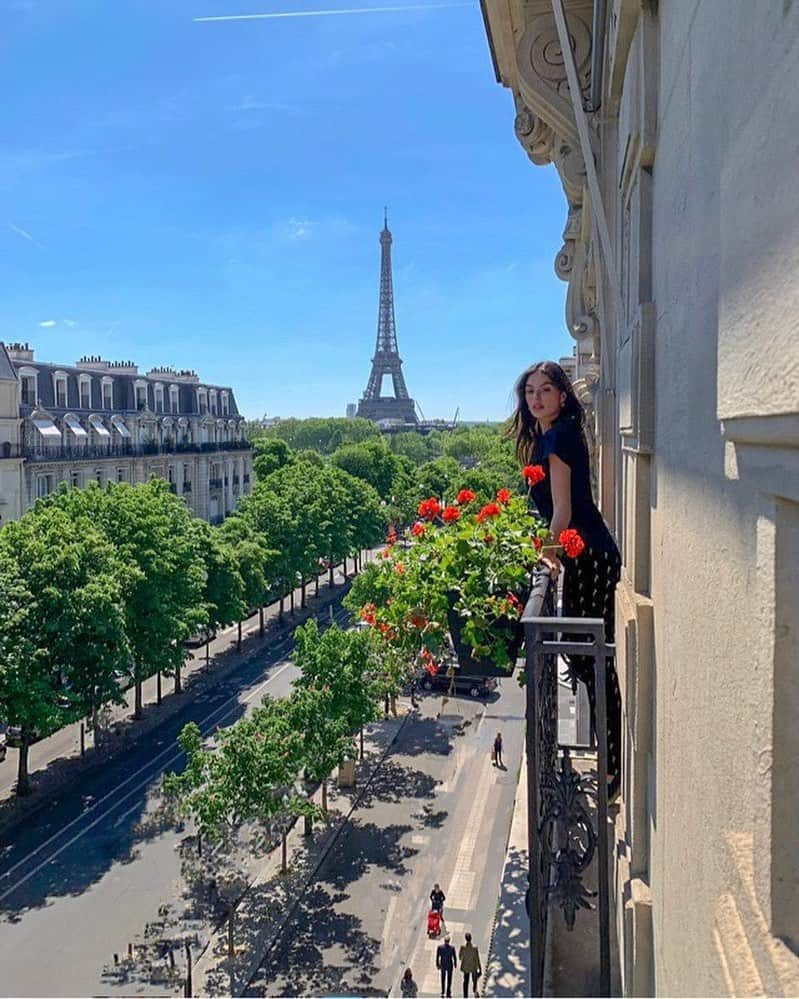 Isis Valverdeさんのインスタグラム写真 - (Isis ValverdeInstagram)「🖤🌏🌹🎒🍀👣 #parismonamour #blessed #workhard #saudadesdevocê #dcmoments」5月14日 6時26分 - isisvalverde