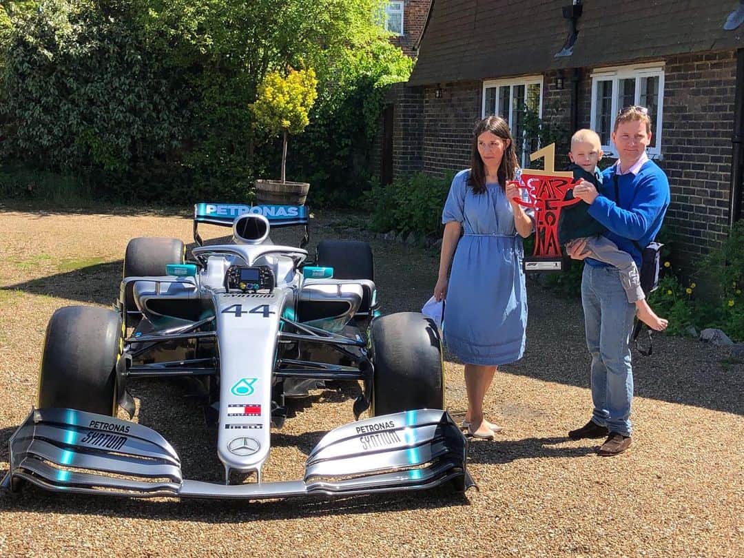 F1さんのインスタグラム写真 - (F1Instagram)「Terminally ill Harry Shaw sent Lewis Hamilton and Mercedes a good luck message ahead of the Spanish Grand Prix .  They responded by sending his car and winning trophy to Harry's home 👀 .  Harry's fundraising page: https://giantpledge.com/harrysgiantpledge .  @lewishamilton @mercedesamgf1 @pa = 📷」5月14日 6時31分 - f1
