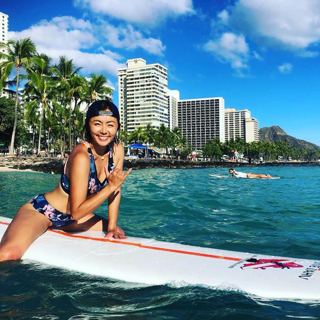 田中律子さんのインスタグラム写真 - (田中律子Instagram)「YOGA FEST HAWAII 2019🌞  毎年ハワイでヨガフェスタの講師として呼んでもらい、こんな最高な環境のハワイでヨガレッスンをさせていただき感謝しかない🙏🌞ヨガフェスタハワイも、0回を入れると、もう6年もやらせていただいてます🌞🌴🏄‍♀️ 毎日身体を動かして、自然と一体になる、パワーフル充電です🤙  #yogafesthawaii  #yogalife  #beachlife  #surfing  #surfgirl  #roxyjapan」5月14日 6時42分 - ri2kotanaka