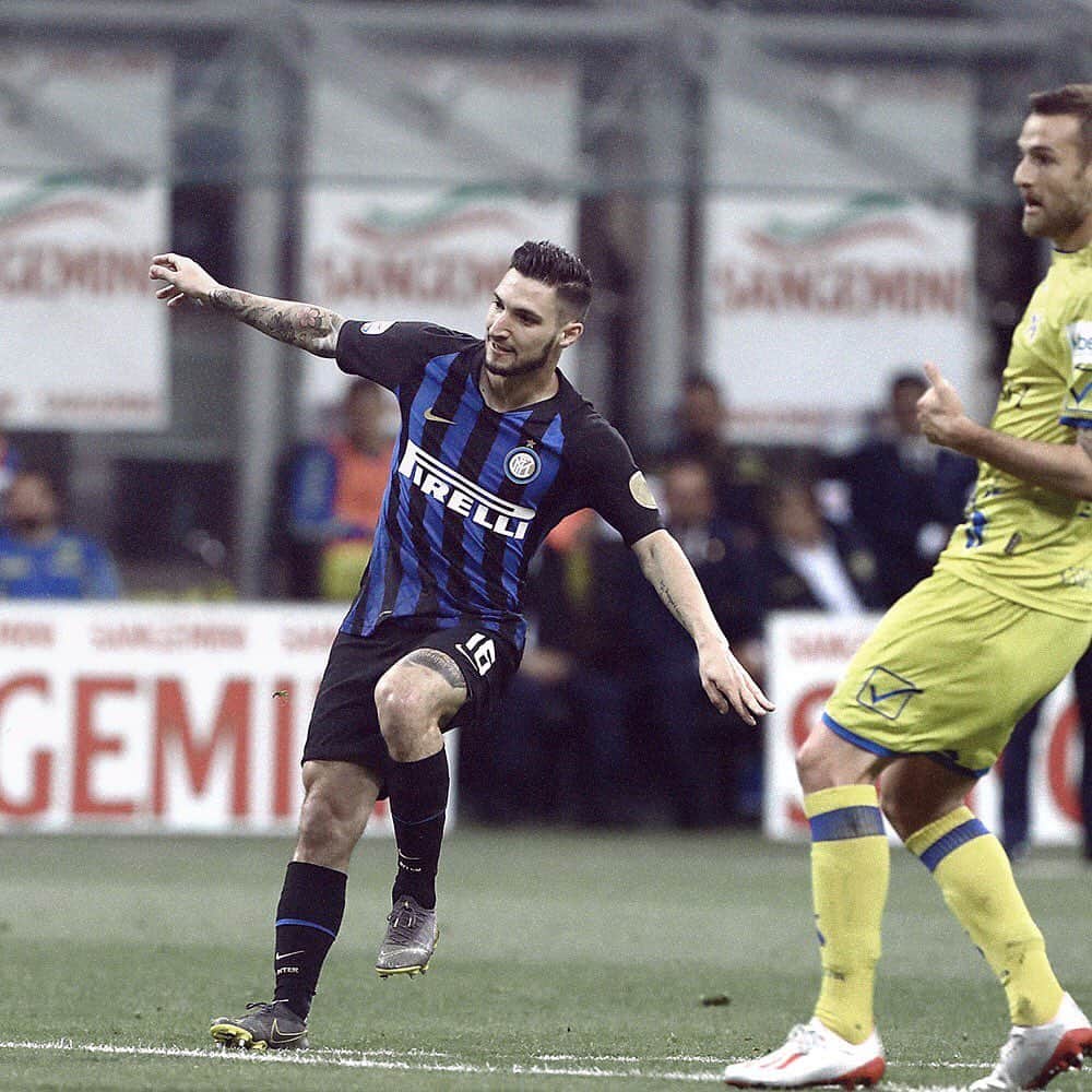 インテルナツィオナーレ・ミラノさんのインスタグラム写真 - (インテルナツィオナーレ・ミラノInstagram)「WELL DONE @matteo_poli7! 👏🏼⚽️🥅 In the 57th minute, Matteo #Politano took the 300th shot of his #SerieA career! #Inter #ForzaInter #Goal #Celebration #Football」5月14日 6時35分 - inter