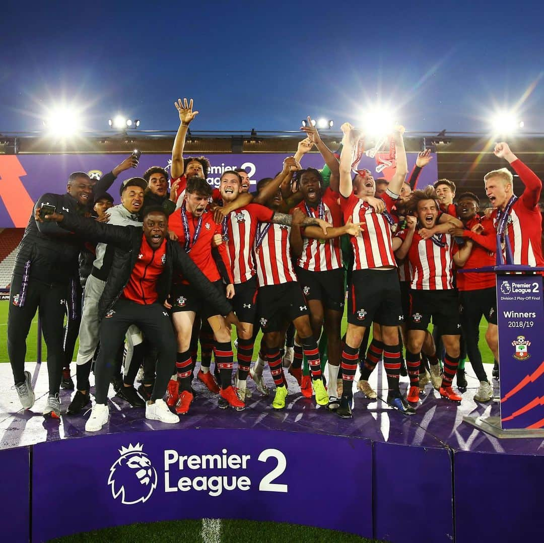 サウサンプトンFCさんのインスタグラム写真 - (サウサンプトンFCInstagram)「🏆 #PL2 PLAY-OFF WINNERS 🏆  A memorable night for #SaintsFC’s youngsters! ❤️↔️」5月14日 6時37分 - southamptonfc