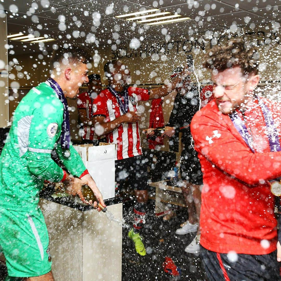 サウサンプトンFCさんのインスタグラム写真 - (サウサンプトンFCInstagram)「🏆 #PL2 PLAY-OFF WINNERS 🏆  A memorable night for #SaintsFC’s youngsters! ❤️↔️」5月14日 6時37分 - southamptonfc