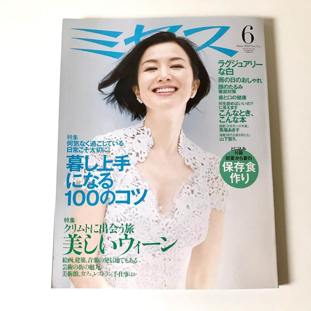 光野桃さんのインスタグラム写真 - (光野桃Instagram)「掲載誌のお知らせです♡ミセス6月号「暮らし上手になる100のコツ」大特集のなかの「梅雨を上手に過ごす私の知恵と工夫」No.23にコメントがあります。 ・ 年々、湿度が苦手になってきているので、身体の芯から冷える梅雨の冷え対策は大変なのですが、何年か前にメグ・ニッティング @meg_knitting  の手編みの靴下を知ってから、一年を通して欠かせないものになりました。 山田めぐみさんが一つ一つ丁寧に手編みするウール靴下は、唯一眠る時も履いていられる、そして、冷えがこもりかえって冷たくなってしまうほとんどの靴下と違い、冷えがこもらず、常にサラサラとした暖かさが持続します。旅にも必ず持っていく、必需品です。  #ミセス6月号 #暮らし上手になる100のコツ #梅雨の冷え対策 #メグニッティング #手編みのウール靴下 #この夏は白ソで」5月14日 6時55分 - mitsuno.momo