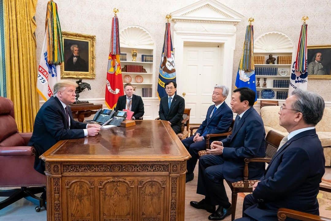 ドナルド・トランプさんのインスタグラム写真 - (ドナルド・トランプInstagram)「Great to welcome Chairman Shin from Lotte Group to the WH. They just invested $3.1 BILLION into Louisiana-biggest investment in U.S. EVER from a South Korean company, & thousands more jobs for Americans. Great partners like ROK know the U.S. economy is running stronger than ever!」5月14日 6時55分 - realdonaldtrump