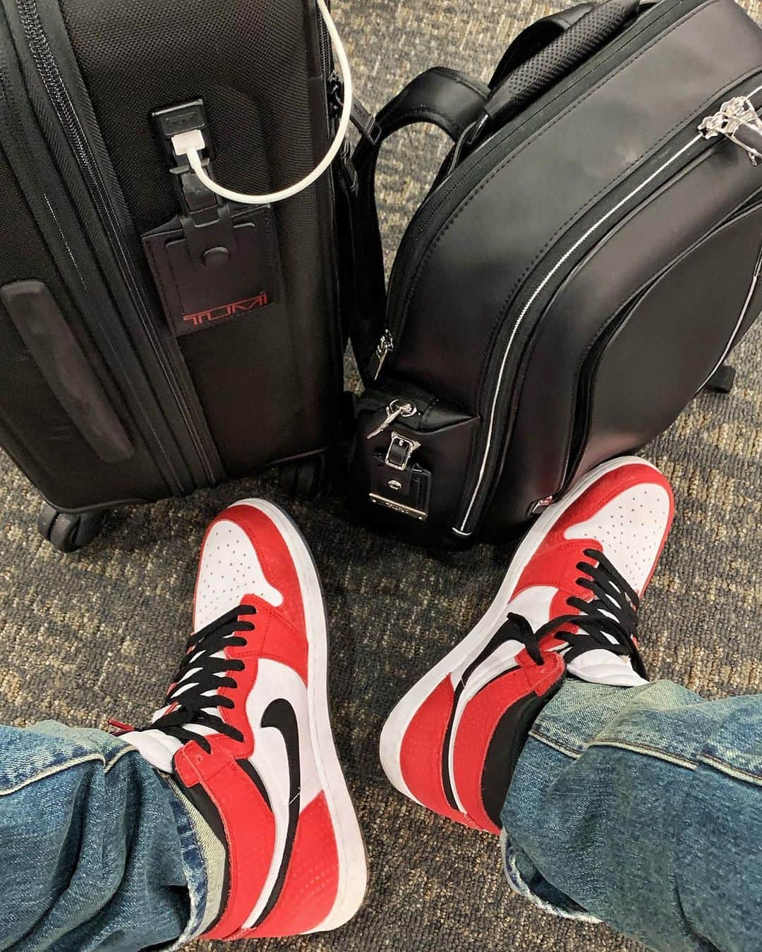 DJ Clark Kentさんのインスタグラム写真 - (DJ Clark KentInstagram)「I am quickly finding out, spring is busy season for my wealthy friend @pr_rwtw and his other wealthy friends, Mav, Bron, Rich & Randy.. That’s why I haven’t been able to borrow one of his planes (he has 4). So.. I’m back in Gen-Pop First Class.. #TumiTravel #StayFRESH」5月14日 6時57分 - djclarkkent