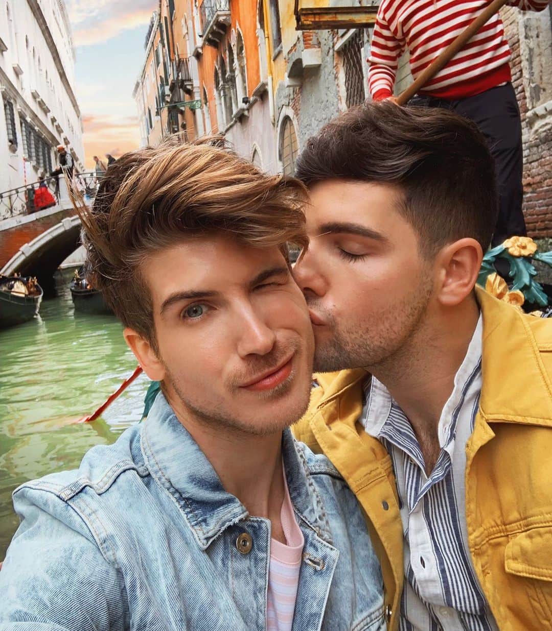 ジョーイ・グレーセッファのインスタグラム：「THIS is what dreams are made of 💛 comment down below if you get the reference! 🇮🇹🍦🍕」
