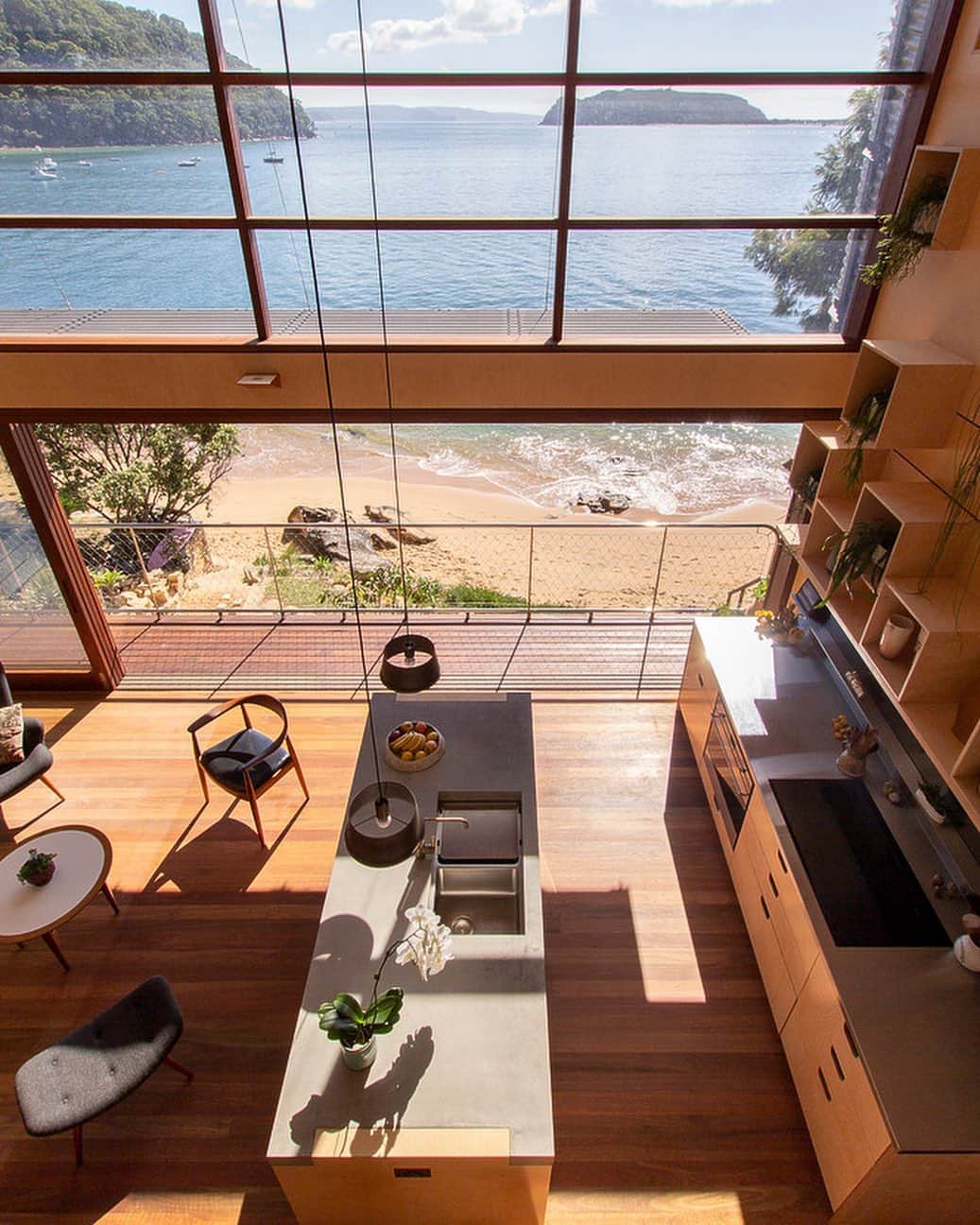 Inspirationさんのインスタグラム写真 - (InspirationInstagram)「Imagina morar em uma casa dessa, em um lugar desse? 😍🍃🌷. Sensacional! #decoreinteriores #decorcriative. Follow {@decoreinteriores}. __________________ Design by Casey Brown Architecture Local: Great Mackerel Beach, Austrália」5月14日 7時01分 - decorcriative