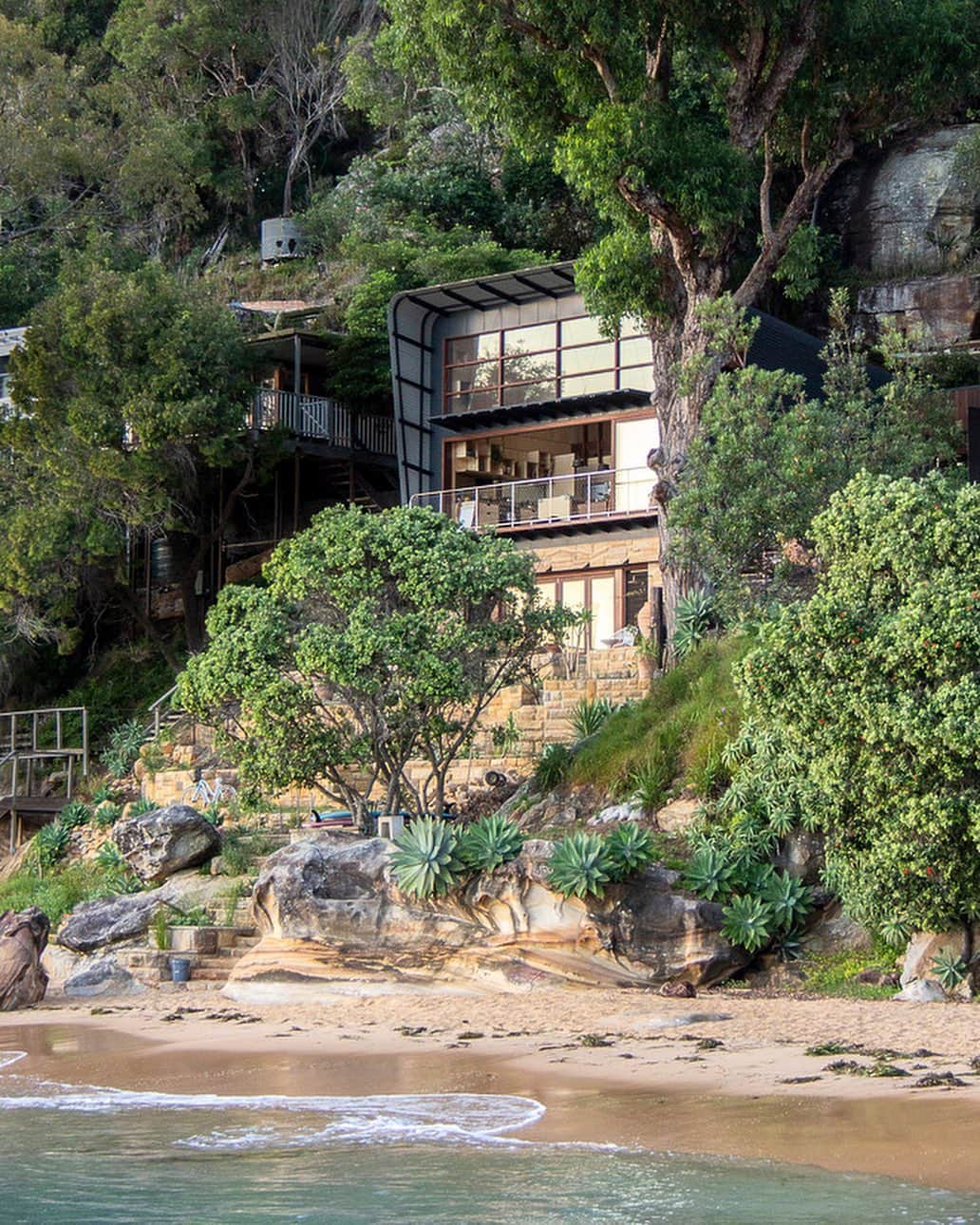 Inspirationさんのインスタグラム写真 - (InspirationInstagram)「Imagina morar em uma casa dessa, em um lugar desse? 😍🍃🌷. Sensacional! #decoreinteriores #decorcriative. Follow {@decoreinteriores}. __________________ Design by Casey Brown Architecture Local: Great Mackerel Beach, Austrália」5月14日 7時01分 - decorcriative