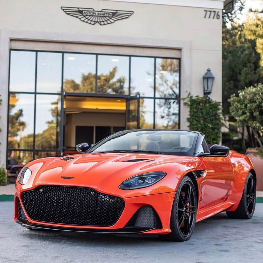 CarsWithoutLimitsさんのインスタグラム写真 - (CarsWithoutLimitsInstagram)「Stunning DBS Volante ☄️ Photo @laocexotics  #carswithoutlimits #astonmartin #dbs #volante #orange #toronto」5月14日 7時02分 - carswithoutlimits