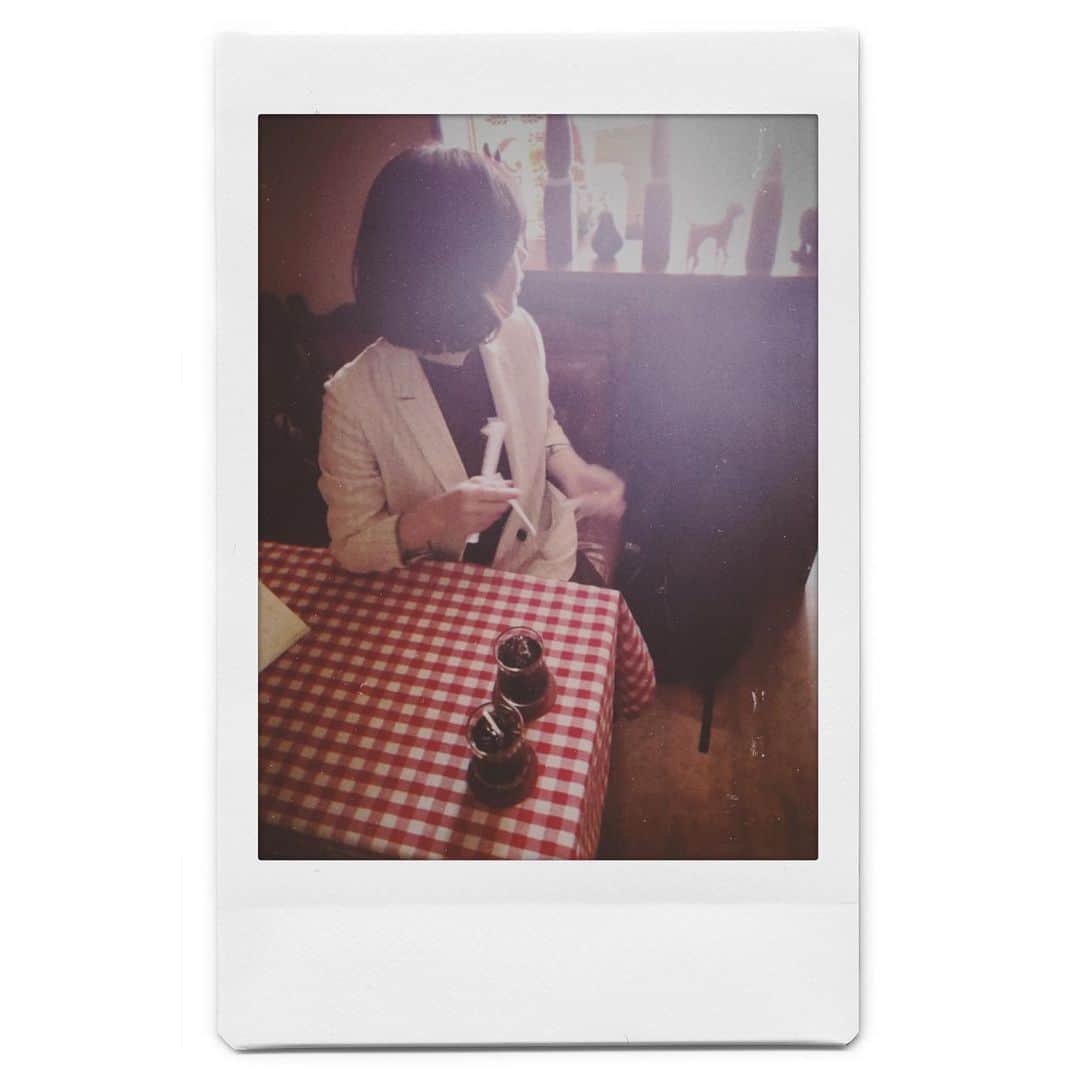 水川あさみのインスタグラム：「おはようございます🌞 毎日ぽーさんと撮影頑張ってます。 このあいだ、ぽーがこんなオシャレな写真撮ってくれました。でもまた後ろ姿でした。なんでやねん🤔 #白衣の戦士」