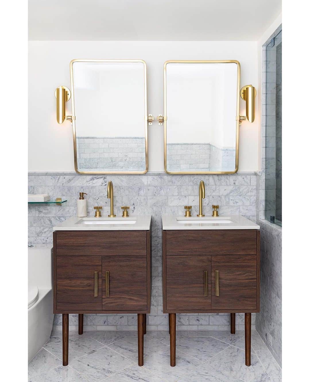 エリン フェザーストンのインスタグラム：「The new his&her bathroom inside my NYC loft renovation featuring sleek brass fixtures from @rejuvenation. I chose a pair of consoles to end the battle of the bathroom countertop war (stay on your side @gabrielsaporta) 📷@selliottphoto #thefetherednest」