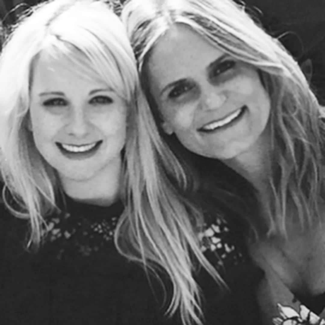 メリッサ・ラウシュのインスタグラム：「This is my beautiful friend, @loroxburgh 💖 Lauren is coming out with an amazing new book called #thepowersource and I can’t recommend it enough. Pre-order your copy now so that Lauren can be an inspiration in your life the same way she has been in mine! Link in bio! 💗」