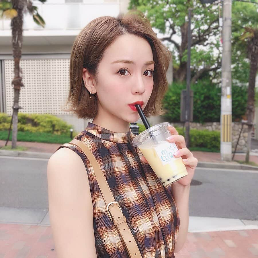 黒田真友香さんのインスタグラム写真 - (黒田真友香Instagram)「今日マンゴーヨーグルトタピオカ飲んだ🥰🥭 梅田とかはいつもタピオカ屋さんが行列でびっくりする😂 ・ そういえばこの前、  @clinique.osakashinsaibashi さんでずっと気になってた#ハイフ の #ソノクイーン の施術を受けてきました！！！ 何かと言うと、切らないしわ・たるみ治療として有名なハイフ、高密度焦点式超音波を利用して、リフトアップする照射マシンのこと🥰・ ・ 私は怖がりなのでプラスで麻酔クリームを塗ってからしてもらったんだけど、少し痛かった、、🥺けど痛み無くして綺麗にはなれないと思って耐えました！笑・ ・ 全然耐えれるレベルではあるよ🙆‍♀️なので私みたいな方は麻酔クリームの追加をオススメします！・ ・ ちなみにダウンタイムはほぼなく、施術後2時間くらいに少し頬の赤み、2日間くらい塩分取りすぎて浮腫んだ程度の顔のむくみがありました！・ ・ 効果は2、3ヶ月後に徐々に現れるみたいなのでこれからが楽しみ！ 顎まわりシュッとなるかな😗・ ・ 術後すぐの顔の赤みの写真などストーリーに載せるので気になる方は見てみてね👀💓 ・ ・ #リフトアップ #クリニーク #小顔 #美容情報 #クリニーク大阪心斎橋」5月14日 18時00分 - kurodamayukaxx