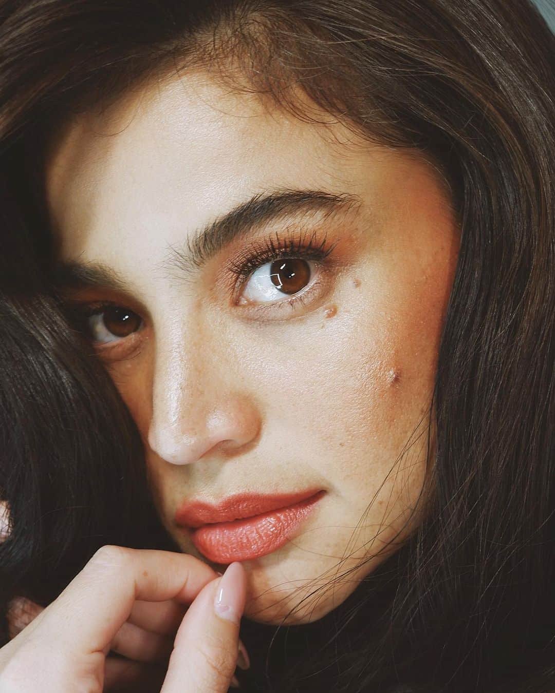 アン・カーティスのインスタグラム：「25 layouts? . . Wearing @blkcosmeticsph daffodil all-over creamy paint 💋 @santiagoraymond @robbiepinera」