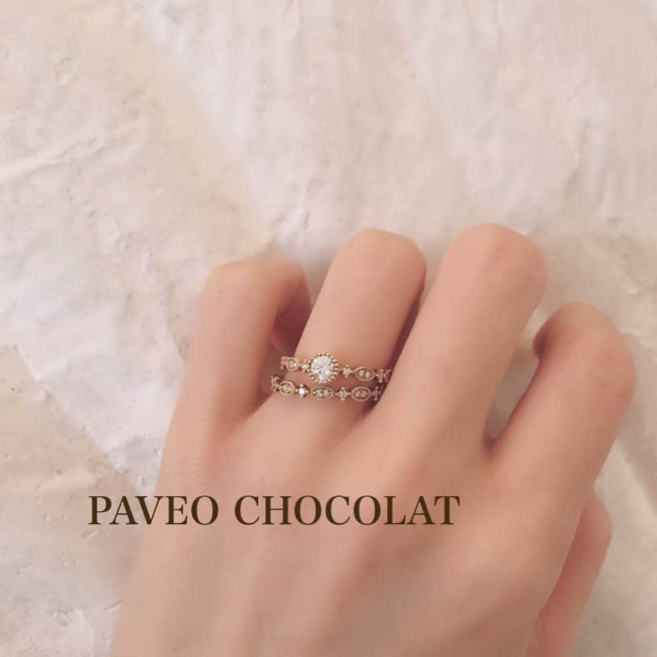 Muqbel ムクベルさんのインスタグラム写真 - (Muqbel ムクベルInstagram)「． ． 【PAVEO CHOCOLAT】 リング名:ジョワ 意味:永遠の喜び ． ファッション性が高くオシャレにつけて頂ける婚約指輪と、アンティーク調のデザインが特徴的な結婚指輪💖 重ねづけでより華やかな印象に✨ ． ． Open☞  11:00〜20:00 Close☞  水曜日定休 TEL☎︎ 098-982-7018 ****************************************************** #muqbel #anniversary #bridal #oceanview  #沖縄 #北谷 #ブライダルリング #マリッジリング #エンゲージリング #プロポーズダイヤモンド #ブライダル #プロポーズ #プレ花嫁 #結婚式 #指輪 #婚約指輪 #結婚指輪 #ウェディングドレス #ブライダルショップ #ウェディング #ムクベル #海 #景色 #ウェディングフォト #前撮り #PAVEOCHOCOLAT #日本中のプレ花嫁さんと繋がりたい #2019春婚 #挙式 #結婚式準備 ******************************************************」5月14日 16時30分 - muqbel_bridal