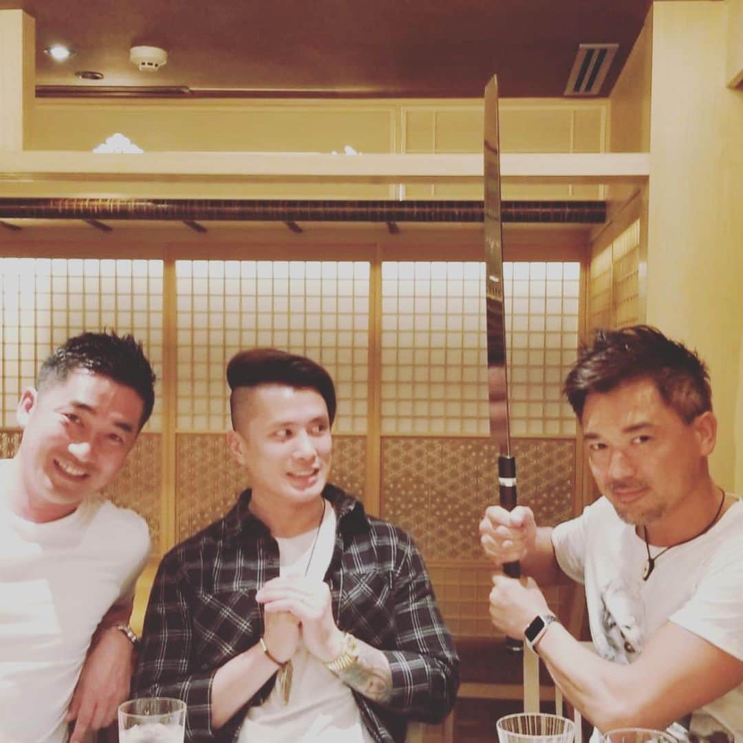 のインスタグラム：「オーストラリアから友来たる日 ＮＹＣ.LA.HAWAIIに支店を持つ#銀座おのでら #腹一杯 #マグロ専用の包丁欲しい(笑)#もはや刀 #sword #samurai」