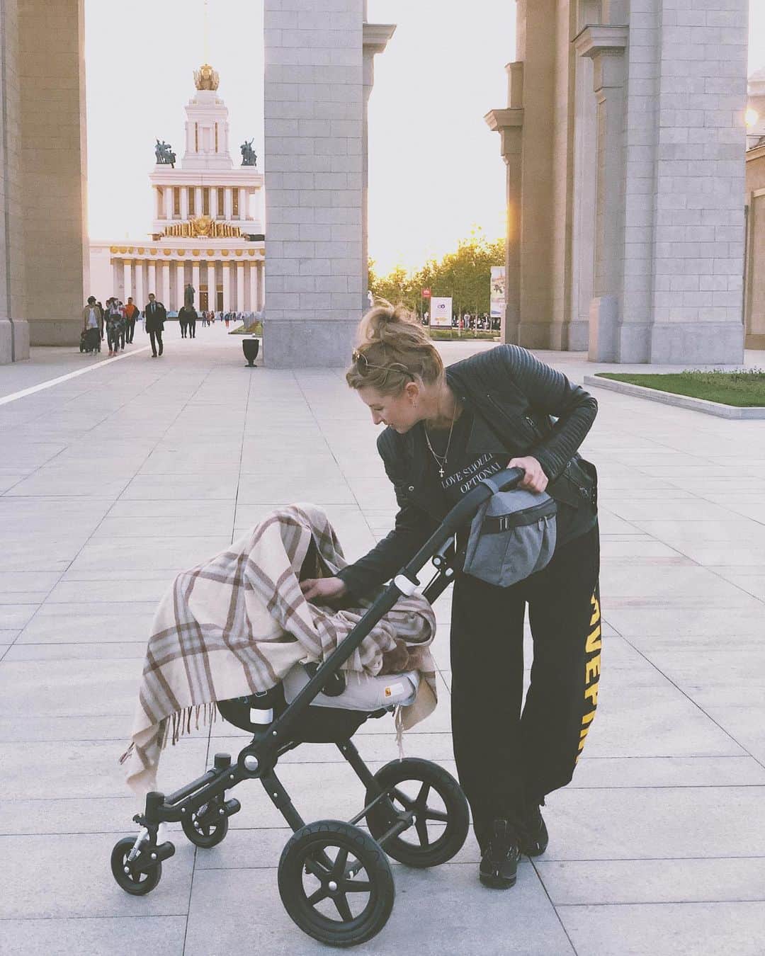 アレクサンドラ・ステパノワのインスタグラム：「Мама ❤️」