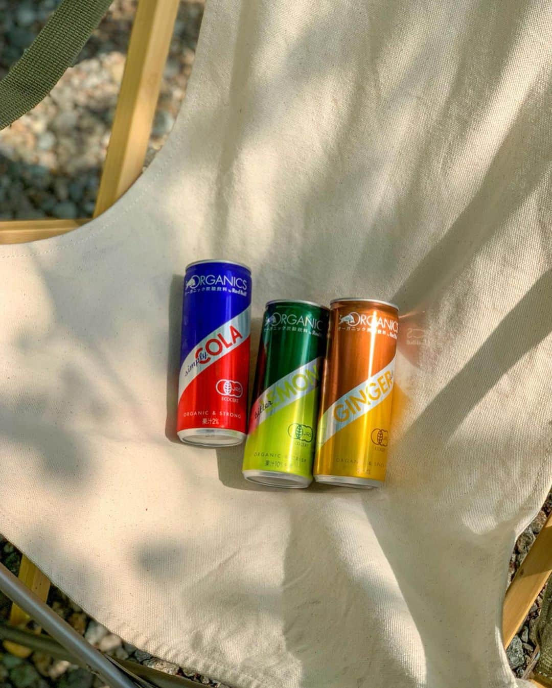 吉田夏海さんのインスタグラム写真 - (吉田夏海Instagram)「Campで休憩中に最近好きで飲んでるRed Bull😍 . Red Bullといえばエナジードリンクだけどこれはエナジードリンクじゃないオーガニック炭酸飲料のオーガニックスバイレッドブルなんだよ💗✨ . どれも甘さ控え目で飲みやすくて好きなんだけど一番好きなのはBitter Lemon🍋🍋🍋 . さっぱり飲めるからヨガとかランニングの後に飲みたくなるんだな😊🔥 . オーガニックだから身体に良いのが嬉しいよね✨ . @redbulljapan  #オーガニック  #レッドブル  #エナジードリンクじゃないレッドブル」5月14日 16時34分 - natsumiiiiiiiiiii