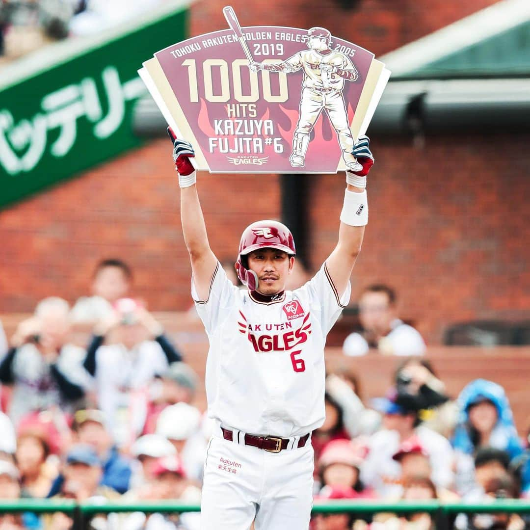 東北楽天ゴールデンイーグルスさんのインスタグラム写真 - (東北楽天ゴールデンイーグルスInstagram)「⚾️ ⚾️E 1-13 F⚾️ 藤田一也選手が史上298人目の1000安打達成✨✨✨ ⚾️ プロに入った時は自分が1000本も打てると 思っていませんでしたからね。 守備でやってきた自分がバッティングの方で このような数字を残すことができて素直に嬉しいです。 試合に出ないと達成できない数字なので、 ここまで試合で使ってくださった監督コーチ、 裏方さん、ファンの皆さん、そして、両親、 家族に感謝したいです。 まだまだ若いと思っていますので、 これからも1本1本積み重ねていきたいですね。 ⚾️ 試合はウィーラー選手の8号ソロの1点のみに抑えられ 終盤に失点を重ねて勝利で祝福することができず。 #rakuteneagles #RESTART #日本一の東北へ #藤田一也」5月14日 16時54分 - rakuten_eagles