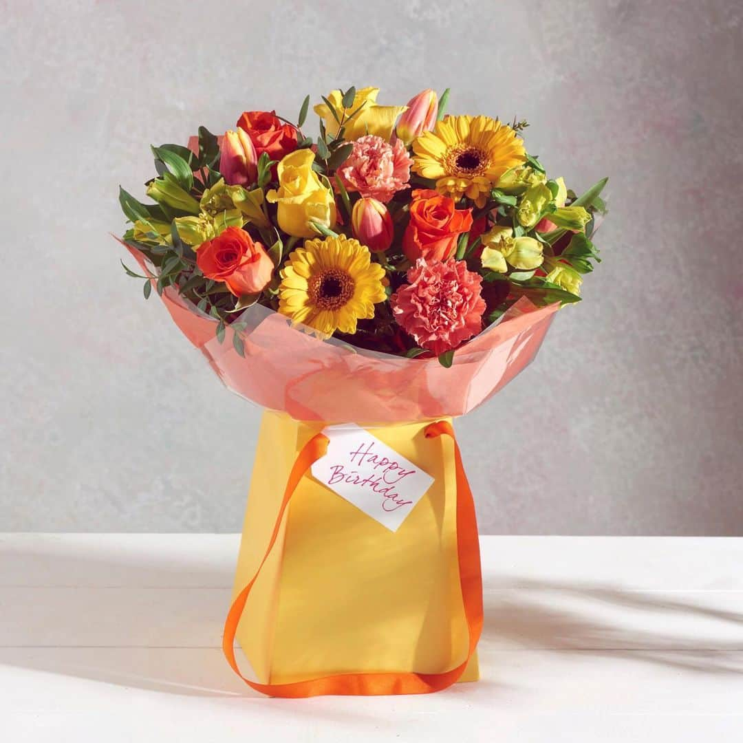 Nextさんのインスタグラム写真 - (NextInstagram)「Bursting with sunshine, say hello to the brightest birthday gift there is! 🌼 Order our spring flowers now: tap the link on our profile. #flowers #nextflowers #birthday #gifts #springflowers #gifting #spring #tulips #roses #bright」5月14日 16時52分 - nextofficial