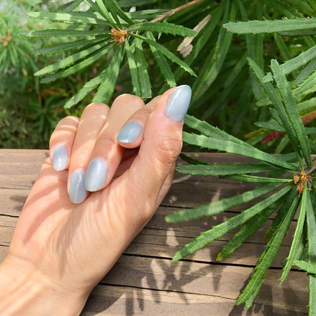 難波礼華さんのインスタグラム写真 - (難波礼華Instagram)「new #nails  りかちんに色作ってもらったよ💕 dusty blueに先端だけちょいラメ🗽 時短の為2人でやってもらったw ありがと💕 @lica061 @_puiiiiin」5月14日 16時58分 - ayakanamba