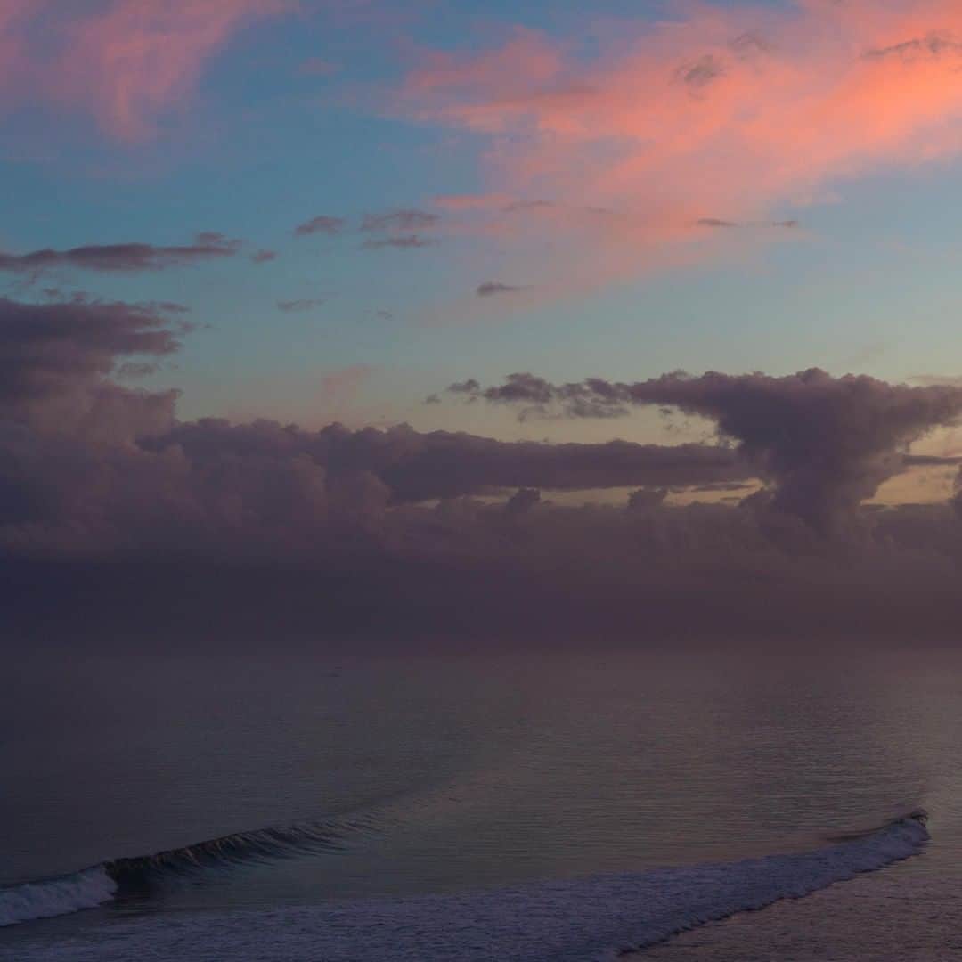 クイックシルバーさんのインスタグラム写真 - (クイックシルバーInstagram)「Nothing wrong with a little bit of magic in the morning. The colors of surfing, coming alive in Bali.」5月14日 16時59分 - quiksilver