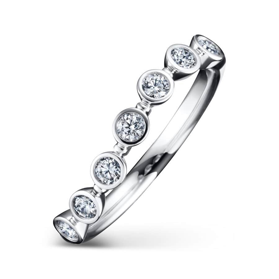 ラザール ダイヤモンド ブティック公式 | 婚約・結婚指輪さんのインスタグラム写真 - (ラザール ダイヤモンド ブティック公式 | 婚約・結婚指輪Instagram)「・ 「ひとつひとつの指輪に、”幸せな瞬間”を願う想いを込めて・・・」 ・ 『アイヴィ』 ”永遠の愛”が花言葉のアイヴィ(蔦)は、立体的なフォルムがスタイリッシュなマリッジリング。 ・ 『トレリス』 ラザール ダイヤモンドならではのこだわりが細部まで感じられる珠玉のエタニティリング。 ・ 『ブロードウェイ』 ブロードウェイの華やかなスポットライトの光を、リズミカルに配置したダイヤモンドの輝きで表現したエタニティリング。 ・ *★*――――*★* *★*――――*★* IVY/アイヴィ(Carat ：0.21ct/Price(税抜) ：287,000円) TRELLIS/トレリス(Carat : 1.00ct/Price(税抜) : 580,000円) BROADWAY/ブロードウェイ(Carat : 0.23ct/Price(税抜) : 180,900円(YG)) *★*――――*★* *★*――――*★* ・ THE WORLD’S MOST BEAUTIFUL DIAMOND® 商品詳細はプロフィール @lazarediamond_boutique のURLからどうぞ ・ ご予約のうえ、初来店の方に2,000円分のJCB商品券をプレゼント ・ #幸せな瞬間 #永遠の愛 ・ #IVY #アイビィ #TRELLIS #トレリス #BROADWAY #ブロードウェイ ・ #プロポーズ #ブライダルリング #マリッジリング #エンゲージリング #エンゲージメントリング #ダイヤモンドリング #婚約 #結婚 #指輪 #婚約指輪 #結婚指輪 #婚約指輪選び #結婚指輪選び #指輪探し #結婚式 #結婚式準備 #2019年春婚 #2019年夏婚 #2019年秋婚 #2019年冬婚 ・ #ラザールダイヤモンド #lazarediamond」5月14日 17時01分 - lazarediamond_boutique
