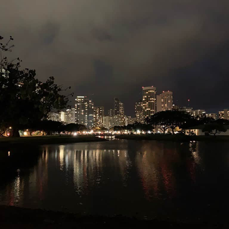 アメリカ大使館さんのインスタグラム写真 - (アメリカ大使館Instagram)「青空のハワイ🏖☀️も良いけど、夜景もなんだかとっても良い感じ🌃 . #us #usa #america #hawaii #honolulu #park #evening #walk #nightview #building #studyabroad #vacation #holiday #アメリカ #留学 #ハワイ #ホノルル #散歩 #夜景 #公園 #観光 #海外生活 #休暇 #リフレッシュ #光 #夜」5月14日 17時06分 - usembassytokyo