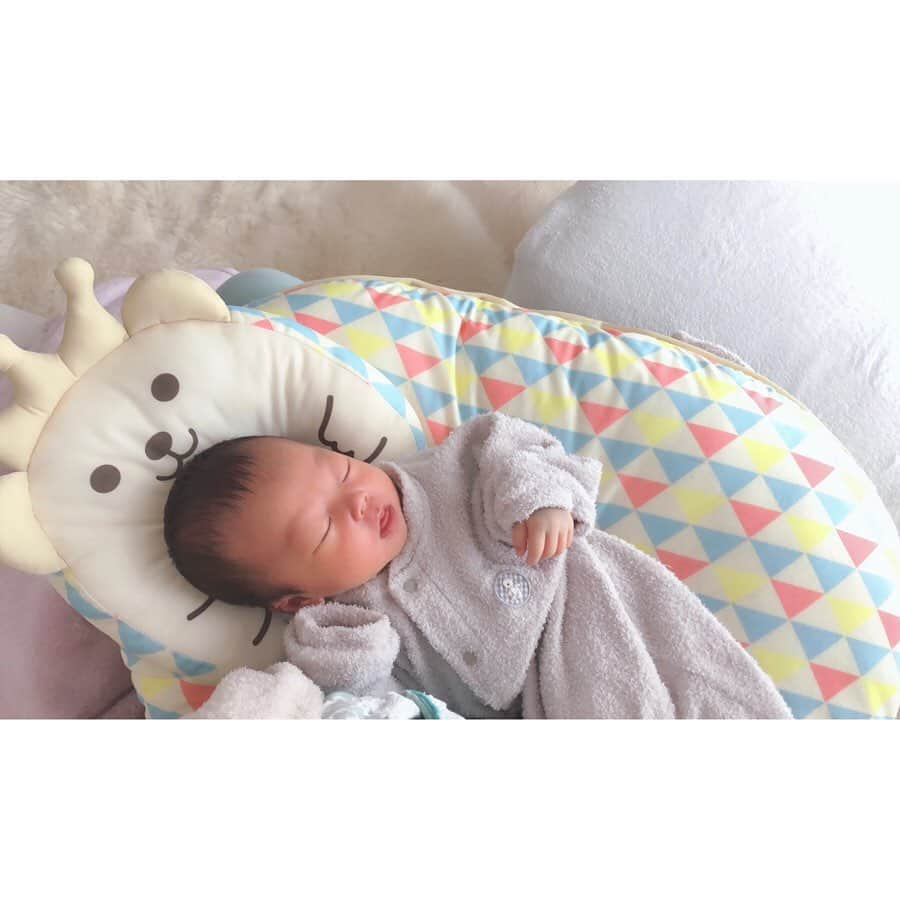 DJ YURiAさんのインスタグラム写真 - (DJ YURiAInstagram)「🤱🏻🤱🏻🤱🏻﻿ ﻿ #授乳クッション ﻿ ﻿ @teddyhug.staff 様からプレゼントしていただきました🧸💕﻿ ﻿ ﻿ 実は授乳クッションは使わなくても大丈夫なのではと思っていました🙄﻿ ﻿ しかーし！！！﻿ 病院では使用しての授乳の仕方を教わったのもあり、とても重宝しています🙏🏻✨﻿寝かしつけにも最高💓 ﻿ ﻿ 妊婦の頃からも用途がたくさんあるので、授乳クッションは早くから用意しておいて良いものだと知りました。﻿。 ﻿ ﻿ この授乳クッションの良いところは、﻿ ﻿ ◎大き過ぎない→病院などにも持ち込み簡単。座る場所を選ばない。我が家のソファやテディハグのチェアーとの組み合わせにぴったり🙏🏻 ﻿ ◎紐が付いている→持ち運びに便利。﻿ ﻿ ◎素材が裏表2種類→ふんわり素材とサラサラ素材で気温に合わせて使い分けできる。﻿ ﻿ ◎小さなクッション→高さの微調整、おねんねの枕、吐き戻し防止、写真を撮る時のサポートになる。﻿ ﻿ ◎夫の枕にもなっている←﻿ ﻿  最後の写真は少しベッドから離れていた時に発見された夫ww ﻿ 日々の課題は授乳後この枕でぐっすり寝た我が子を起こさずに運ぶことです👀 またお役立ちグッズのレポします🌼﻿ ﻿ ﻿ ﻿ #テディハグ #テディハグクッション ﻿#授乳 #授乳枕 #ママ1年生 #新生児 #テディハグ  #すやすや #おねむ #ぷに子 #新米ママ #赤ちゃんのいる生活 #赤ちゃん #赤ちゃん用品 #赤ちゃん写真」5月14日 17時06分 - djyuria