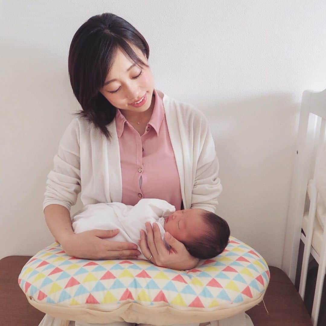 のインスタグラム：「🤱🏻🤱🏻🤱🏻﻿ ﻿ #授乳クッション ﻿ ﻿ @teddyhug.staff 様からプレゼントしていただきました🧸💕﻿ ﻿ ﻿ 実は授乳クッションは使わなくても大丈夫なのではと思っていました🙄﻿ ﻿ しかーし！！！﻿ 病院では使用しての授乳の仕方を教わったのもあり、とても重宝しています🙏🏻✨﻿寝かしつけにも最高💓 ﻿ ﻿ 妊婦の頃からも用途がたくさんあるので、授乳クッションは早くから用意しておいて良いものだと知りました。﻿。 ﻿ ﻿ この授乳クッションの良いところは、﻿ ﻿ ◎大き過ぎない→病院などにも持ち込み簡単。座る場所を選ばない。我が家のソファやテディハグのチェアーとの組み合わせにぴったり🙏🏻 ﻿ ◎紐が付いている→持ち運びに便利。﻿ ﻿ ◎素材が裏表2種類→ふんわり素材とサラサラ素材で気温に合わせて使い分けできる。﻿ ﻿ ◎小さなクッション→高さの微調整、おねんねの枕、吐き戻し防止、写真を撮る時のサポートになる。﻿ ﻿ ◎夫の枕にもなっている←﻿ ﻿  最後の写真は少しベッドから離れていた時に発見された夫ww ﻿ 日々の課題は授乳後この枕でぐっすり寝た我が子を起こさずに運ぶことです👀 またお役立ちグッズのレポします🌼﻿ ﻿ ﻿ ﻿ #テディハグ #テディハグクッション ﻿#授乳 #授乳枕 #ママ1年生 #新生児 #テディハグ  #すやすや #おねむ #ぷに子 #新米ママ #赤ちゃんのいる生活 #赤ちゃん #赤ちゃん用品 #赤ちゃん写真」