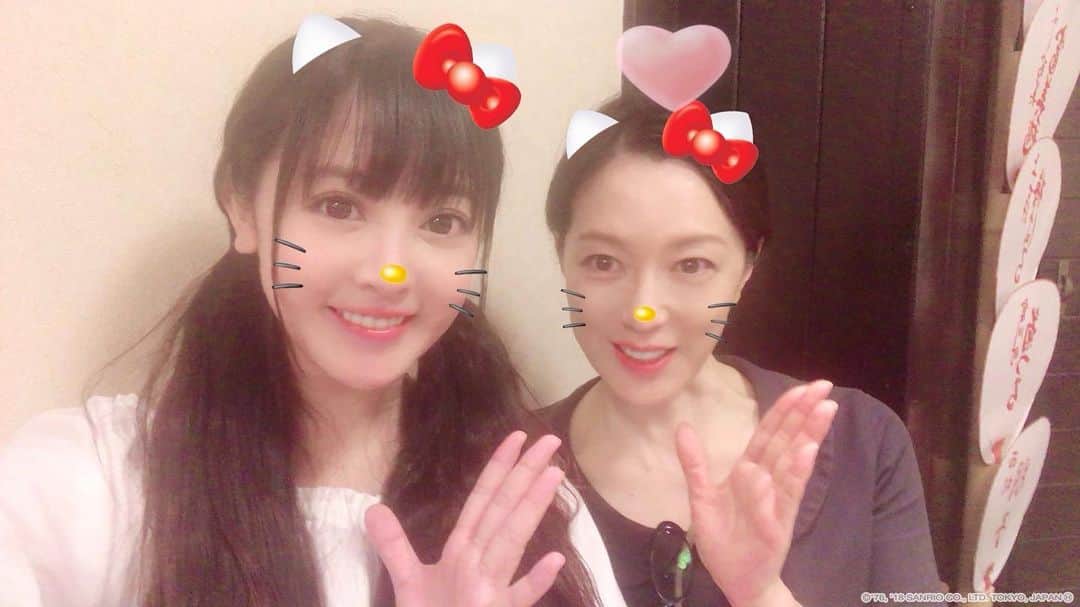 のインスタグラム：「あの…キティちゃんで撮りたいんです…🥺 っていう私のお願いをきいてくださった若村麻由美さん、優しい😭💕💕 キティちゃんのエフェクト課金してよかった…w @mayumiwakamura_official  #若村麻由美 さん#hellokitty #キティちゃん」