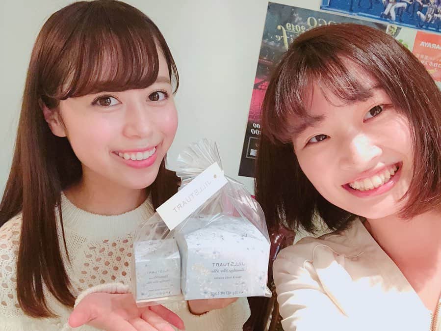 國嶋絢香のインスタグラム：「#くにスポ 📻でしたっ💞 お誕生日week効果！？なのか沢山の方が観覧に来てくださって嬉しかったです☺️🎶 . みずほりんからもプレゼント🎁✨ 今年初っ❣️ありがとう🥺🥺 次回は、5月28日(火)です💕 . 2枚目 出待ちの方々と喋ってたら、阪急百貨店のNYフェア🗽に参加中のサーフショップブランド @fahertybrand のオーナーさんがTシャツ👕をプレゼントしに来てくださいました😯💞 NYで、セレブ御用達だそう！嬉しい！！ ちょっと触ったけど、コットン100%でめちゃくちゃ肌触りがよかったです👏🏽 ありがとうございました😆🇺🇸✨ . #もう26歳だし #自らアピールしてなかったけど #覚えててくれる人がいるのは嬉しい #観覧の方々からもたくさんプレゼント頂きました #時間が無くてゆっくり対応できなくてごめんなさい #ありがとうございました💖」