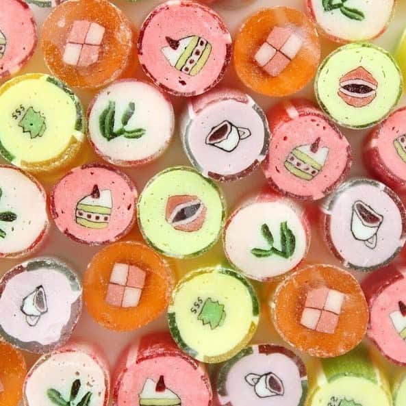 のインスタグラム：「職人が手作りで丁寧に作り上げるカラフルでおいしいキャンディが大人気。話題のパパブブレ @papabubblejapan とルピシア @lupicia_japan によるお茶×フルーツ「ティーミックスキャンディ」。全国のパパブブレの店頭にて5/11（土）より#期間限定 で発売中です。 . . #ルピシア #lupicia #tea #コラボ﻿ #パパブブレ #キャンディ #フルーツ #papabubble #candy #fruits #お茶 #紅茶 #ダージリン #緑茶 #日本茶」