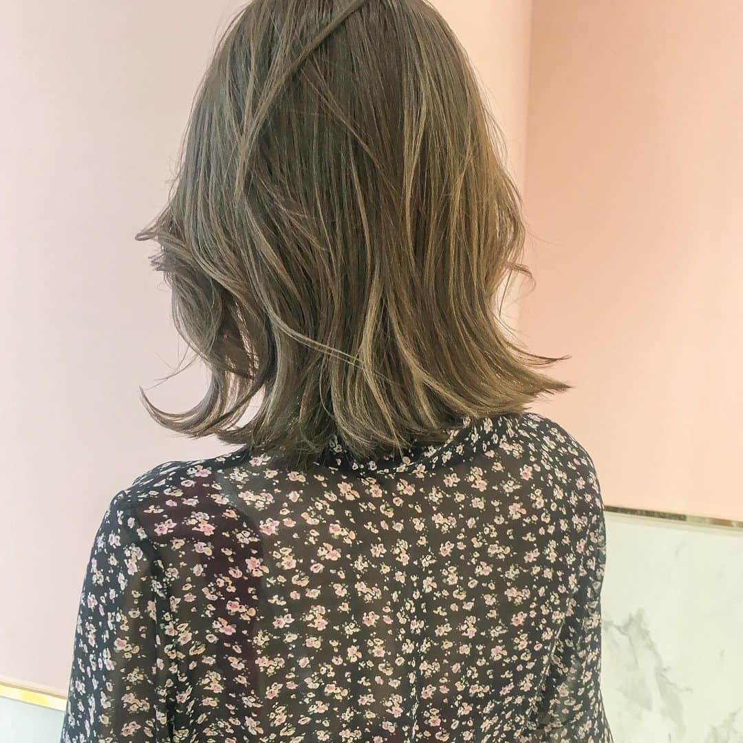 原涼香のインスタグラム：「ㅤㅤㅤㅤㅤㅤㅤㅤㅤㅤㅤㅤㅤ olive beige 🍈🍈 ブリーチベースでした❤︎ お客様のfashionにもすごく似合っていました~♩ ㅤㅤㅤㅤㅤㅤㅤㅤㅤㅤㅤㅤㅤ」