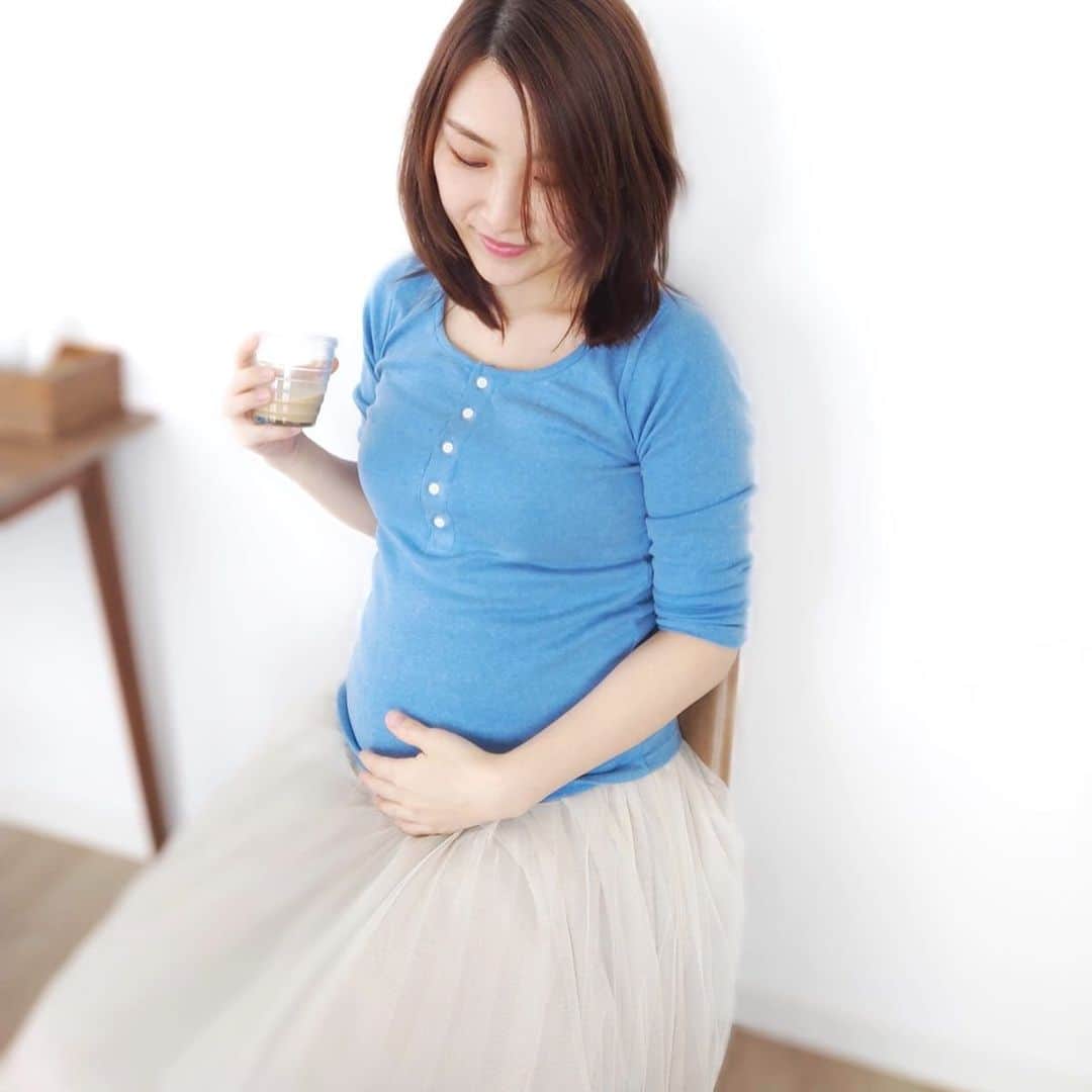 伊藤春香さんのインスタグラム写真 - (伊藤春香Instagram)「今日のお洋服と、﻿﻿ お腹の記録。﻿﻿ ﻿﻿ ワンピースだと﻿﻿ 目立たないけど﻿﻿ ﻿﻿ タイトなものだと﻿﻿ 結構わかる🐠﻿ ﻿﻿ うちに来た クロネコヤマトのお兄さんが、﻿﻿ お腹見て﻿﻿ ﻿﻿ 「あ、持たないで大丈夫ですから！﻿﻿ 中までいれますから！」﻿﻿ ﻿﻿ って荷物、かわりに家にあげてくれた☺️﻿﻿ ﻿﻿ 今日は上下﻿﻿ @milktea_junyufuku ﻿﻿ ﻿ #milktea #妊婦服 #マタニティコーデ﻿ #マタニティ服 #マタニティ記録 #妊娠6ヶ月 #マタニティコーデ #妊婦生活」5月14日 17時16分 - ha_chu