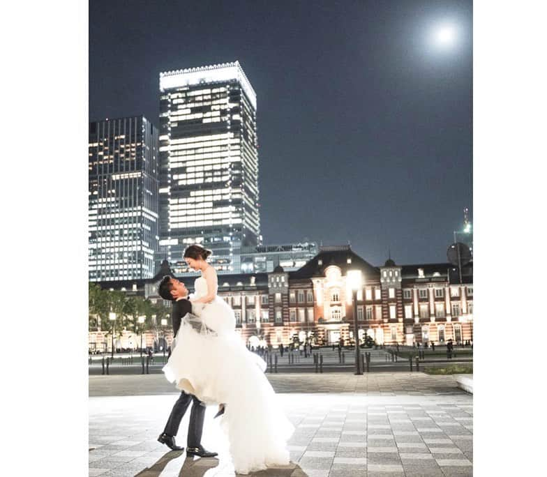 プレ花嫁の結婚式準備アプリ♡ -ウェディングニュースさんのインスタグラム写真 - (プレ花嫁の結婚式準備アプリ♡ -ウェディングニュースInstagram)「参考になる❣️おしゃれなウェディングフォト5選✨ * @weddingnews_editor まいにち150記事を配信♩アプリもよろしくね💕 * * * 📷本日のカバーPhoto🕊♩+ﾟ* * * @ceu.tokyo さん 💕 * * ファッショナブルでおしゃれな花嫁さんたちのウェディングフォト５選✨ * カバーは、東京タワー🗼を独り占めした贅沢な花嫁さんショット💗 * 落ち着いた色味のボリューミーな #カラードレス 👗を着た花嫁さんがエレガントな雰囲気でとってもステキですよね❣️ * 大人っぽいロマンティックな写真を残したい花嫁さんや、エレガントな #夜景フォト を撮りたい花嫁さんは是非参考にしてみてください💕 * どのお写真もすごくおしゃれなので、スワイプ👉してみてくださいね✨ * * * ❤️【WeddingNews情報】❤️ * * 本日新着のオススメ記事をご紹介します✨ * * ①ふたりらしい人前式には必須♡結婚証明書アイディア集💕《テーマ・装飾》 * * ②結婚式でムダ毛は絶対NG！脱毛に通う時期と注意点💕《ビューティー》 * * ③リングボーイ&ガールの演出15選＊先輩花嫁から探る大成功のコツ💕《演出》 * * ④結婚準備って何するの？プロポーズされたらやるべき段取り総まとめ💕《お金・段取り》 * * ⑤WN独自＊2019年最新＊結婚指輪国内ブランド人気ランキング！💕《指輪》 * * * ※《》は記事のあるカテゴリー名❤️ * などなど、その他にも新着記事が配信中💕 アプリダウンロードがまだお済みでない方は是非 @weddingnews_editor のURLからダウンロードしてみてくださいね💕 * * * ＼📷投稿お待ちしています／ * 花嫁はもちろん、業者さんも大歓迎✨ アナタのお写真をご紹介してもOKという方は、ぜひ #ウェディングニュース にお写真を投稿してください💕 * * ⬇︎関連アカウント⬇︎ * 💒式場検索 【 @weddingnews_concierge 】 👰マイレポ花嫁 【 @weddingnews_brides 】 💋WNブライダル 【 @weddingnews_bridesreporter 】 * * その他、編集部からの連絡専用 @weddingnews_contact や、スタッフ個人の連絡用として @WN_xxxx（xxxは個人名）があります💕 * ………………………………………… ❤️WeddingNewsとは？ * * 花嫁のリアルな”声”から生まれた 花嫁支持率No1✨スマホアプリです📱💕 * * 🌸知りたい… #結婚式準備 に役立つ記事を毎日150件配信中♩ * 🌸見たい… インスタの #ウェディング 系投稿TOP100が毎日チェックできる＊IG画像の複数ワード検索も可♩ * 🌸叶えたい… #結婚式 関連の予約サイトが大集合♩ * 🌸伝えたい… 自分の結婚式レポ『マイレポ』が簡単に作れる♩先輩花嫁のレポが読める♩ * * @weddingnews_editor のURLからDLしてね✨ * * * * #花嫁 #ウエディング #プレ花嫁 #プレ花嫁準備 #2020春婚  #2019夏婚 #2019秋婚 #2019冬婚 #全国のプレ花嫁さんと繋がりたい #婚約 #プロポーズ  #入籍 #ロケーションフォト #ナイトウェディング  #ウェディングフォト #ホテルウェディング #夜景 #ウェディングフォトグラファー #写真好きな人と繋がりたい #花嫁コーデ #ウェディングドレス  #ドレス #結婚写真」5月14日 17時18分 - weddingnews_editor